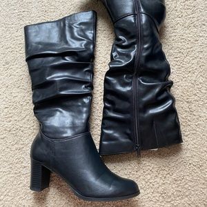 Mid calf black leather heeled boots!
